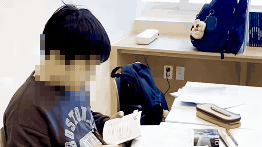크럼블영어의 다른 어린 학생이 영어 읽기를 연습하는 실제 수업 모습