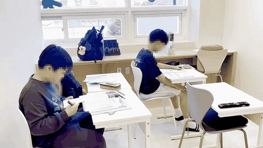 어린 학생들이 각자 영어 수업을 연습하는 모습
